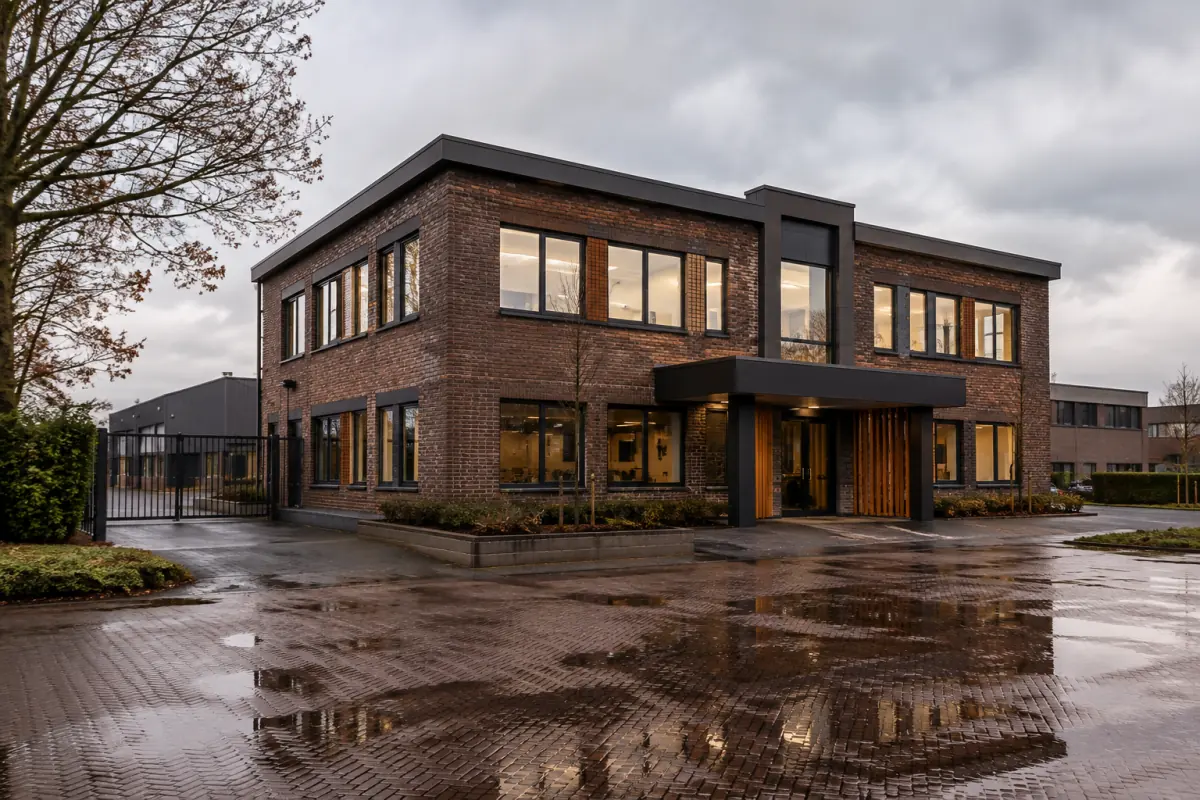 Gegenereerde illustratie van een bakstenen bedrijfspand met natte bestrating onder een bewolkte hemel.