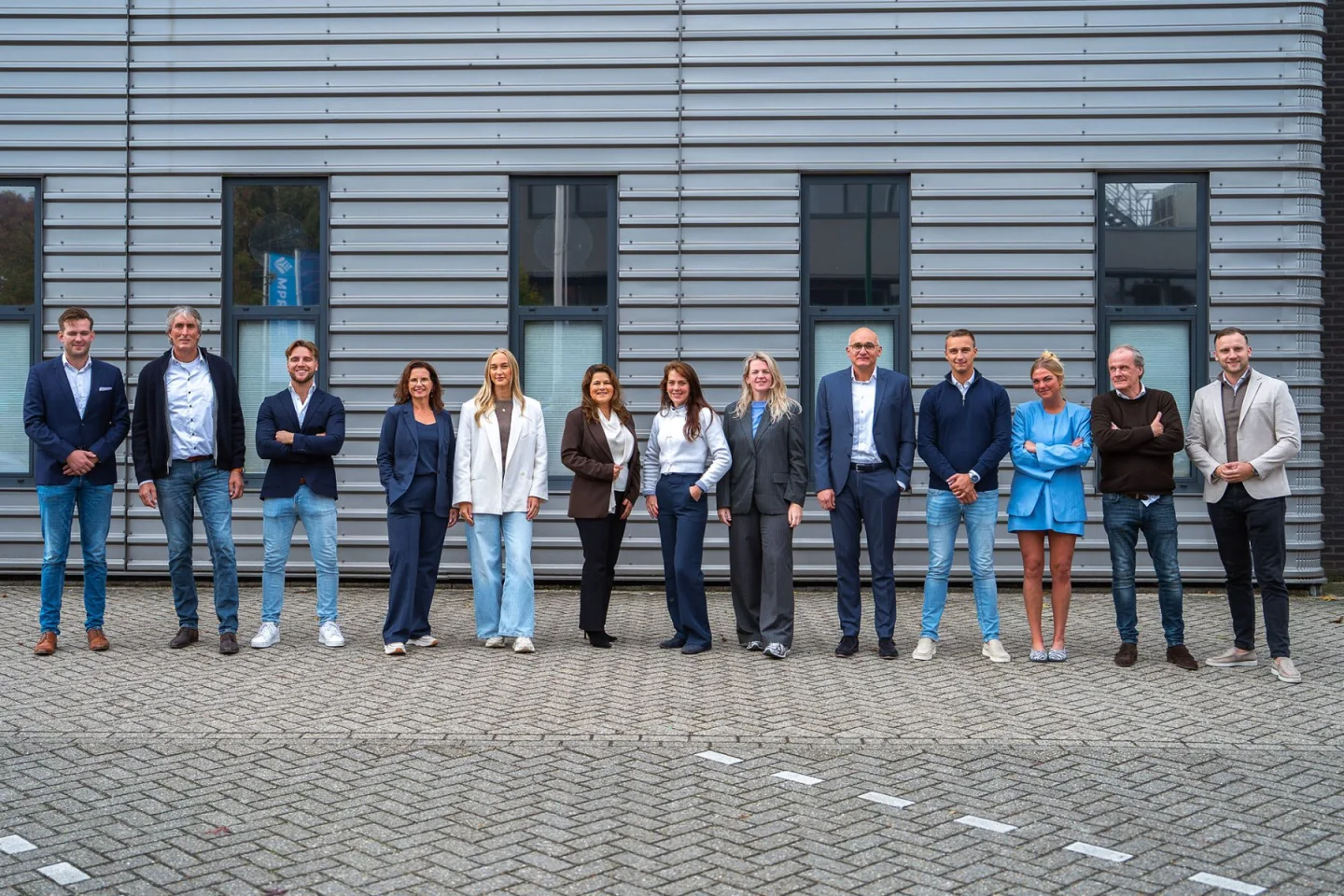 Het team van Van der Meijden Invest op een rij voor het bedrijfspand